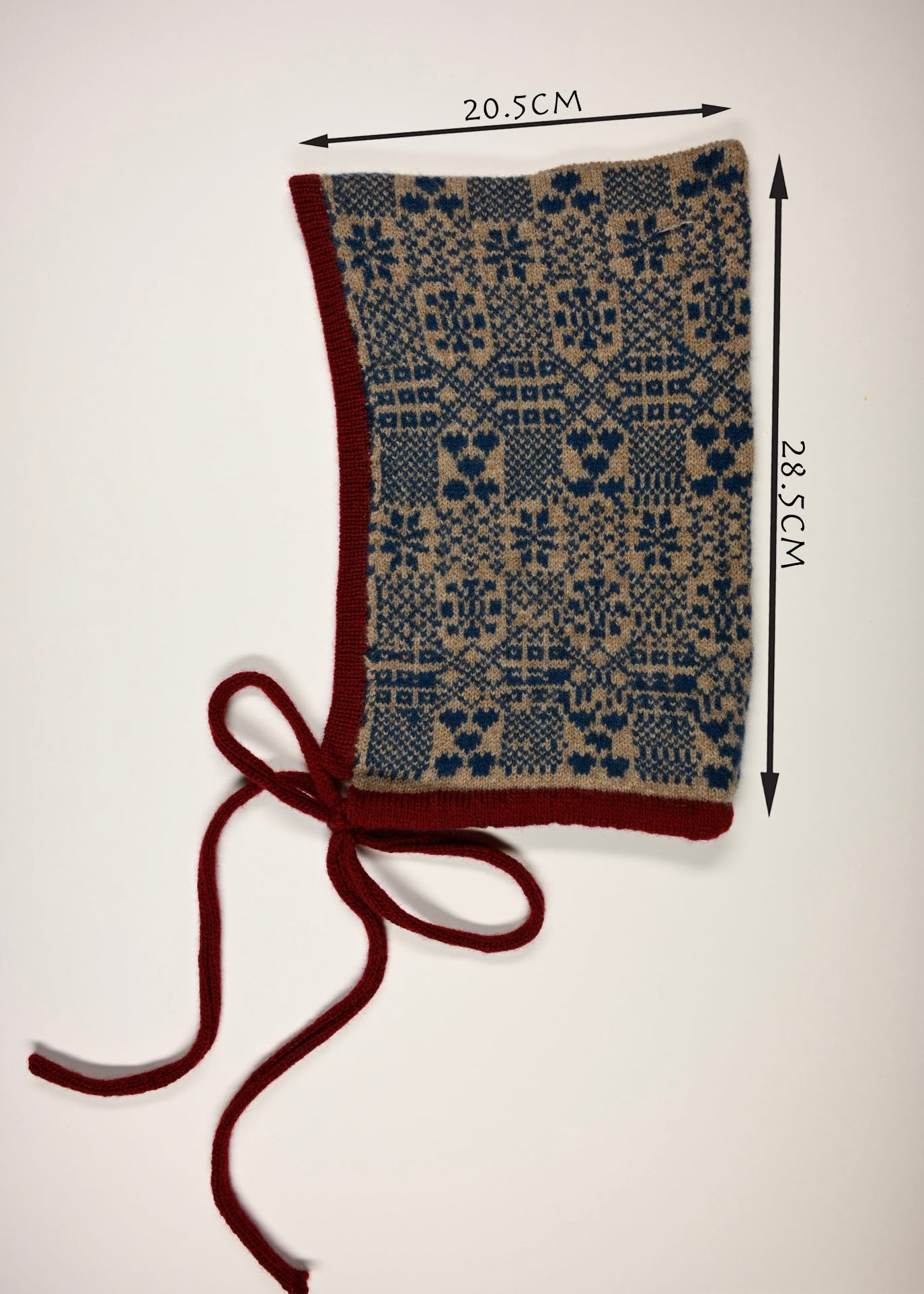 Textile product with a pattern and dimensions of 20.5cm wide by 28.5cm marked on a white background