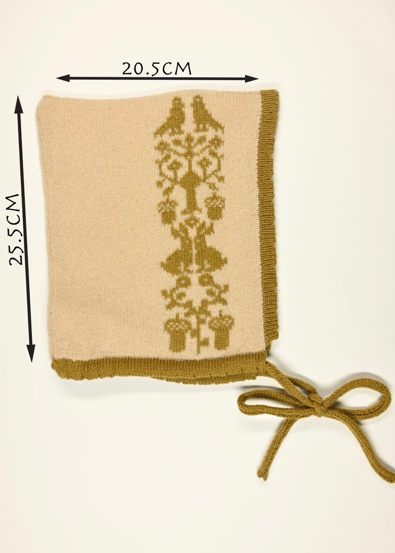 Knitted product with a golden decorative pattern and measurements (20.5cm wide by 25.5cm long) on a beige background